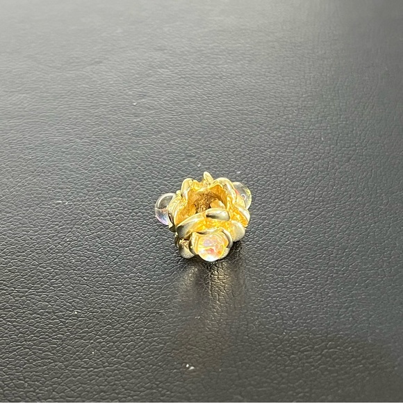 Trollbeads Retired Three Flowers, Gold Bead- 81710 - Picture 7 of 9